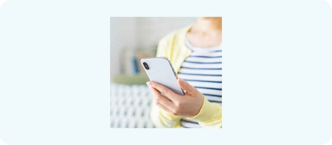 ���\������