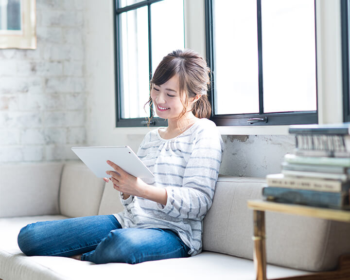 WEBで申し込みをする人のイメージ写真
