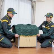 家具を梱包するヤマトスタッフの写真