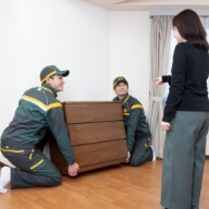 家具を配置するヤマトスタッフの写真